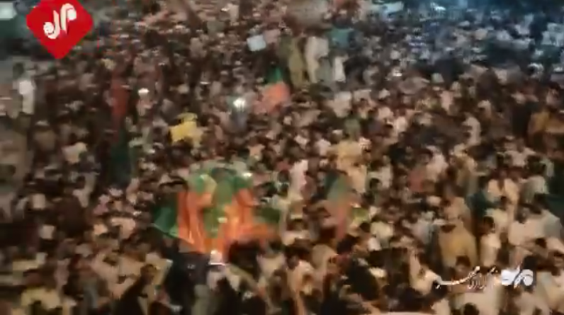 باكستان.. أنصار عمران خان ينزلون إلى الشوارع بعد إطاحة البرلمان بحكومته